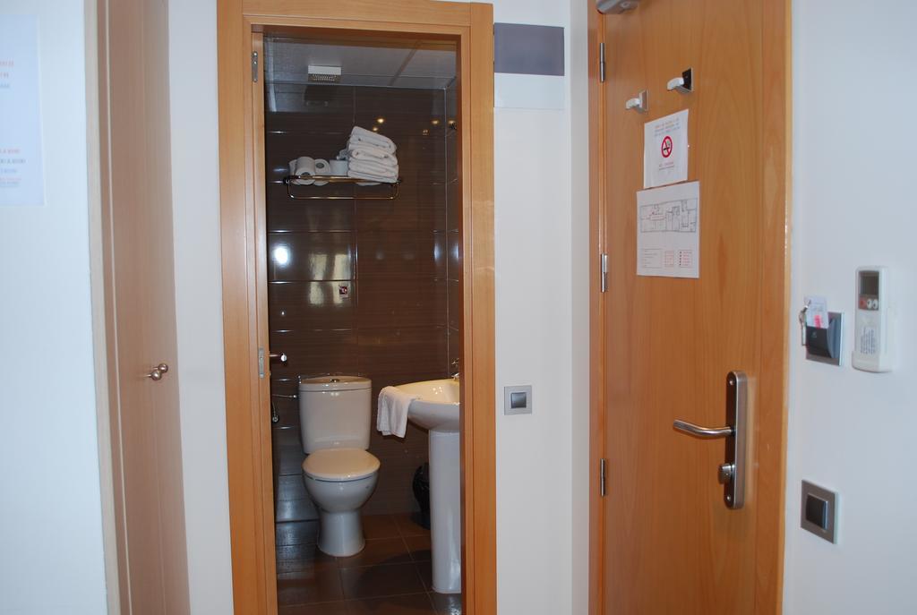 Hostal Las Flores Ramblas Barcelona Luaran gambar